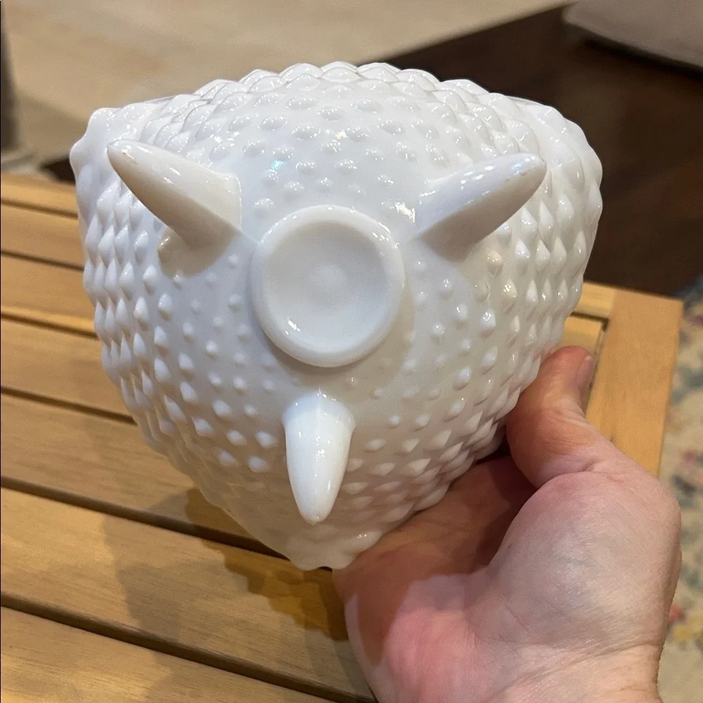 Vgt White Hobnail Glass Bowl. Milk glass three footed design. - Picture 4 of 5